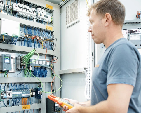 Testen und Pr&uuml;fen Verkabelung Schaltschrank