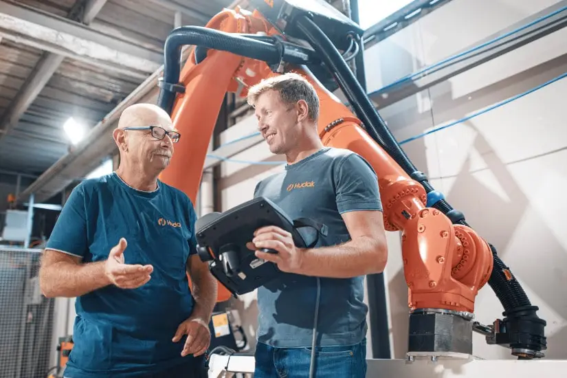 Mitarbeiter im Gespr&auml;ch w&auml;hrend Inbetriebnahme